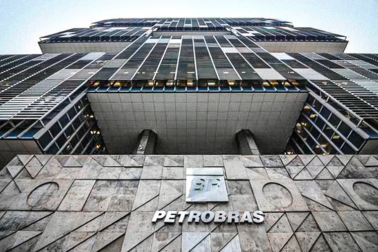 Petrobras: distribuição de recursos extraordinários aos acionistas, superando o dividendo mínimo legal obrigatório ou o calculado a partir de uma fórmula, poderá ocorrer quando o endividamento bruto da petroleira estiver inferior a 60 bilhões de dólares (Luiz Souza/NurPhoto/Getty Images)