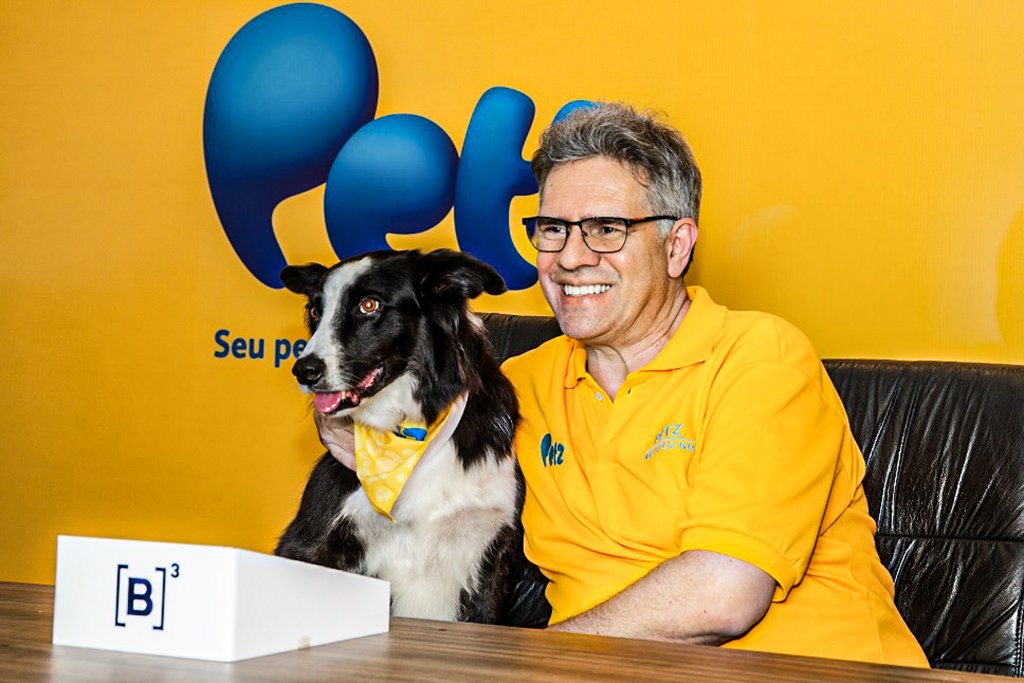 Sergio Zimerman, fundador e CEO da Petz, com o Wolke, mascote da rede de pet shop para o IPO (Petz/Divulgação)