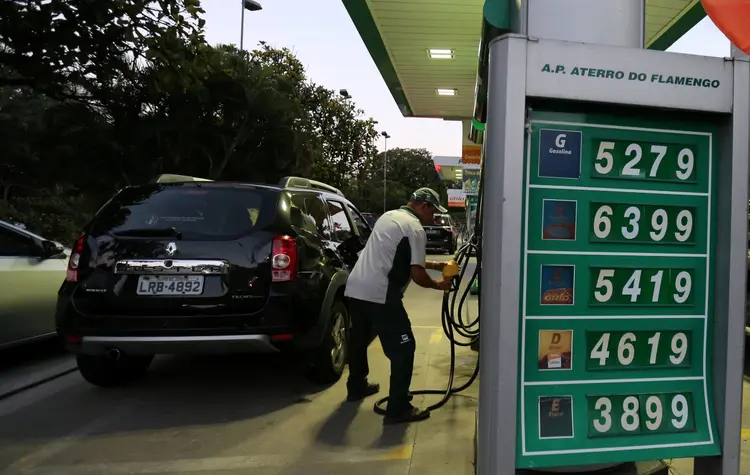 Posto no Rio de Janeiro, em foto de 2018: o valor médio da gasolina atingiu 4,599 por litro em outubro (Sergio Moraes/Reuters)
