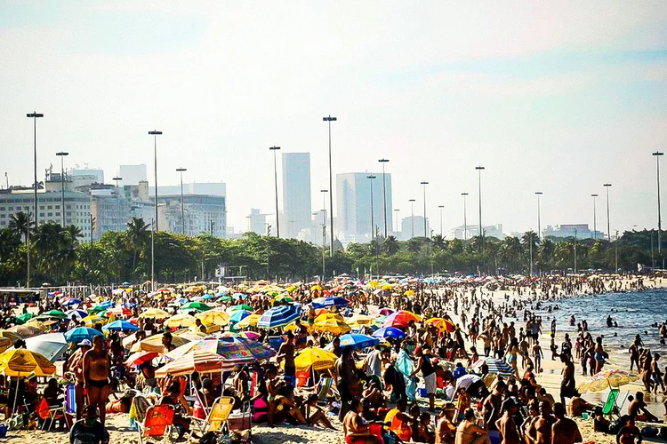 Nesse feriadão de 7 de setembro, os dias de sol movimentaram as praias do Rio de Janeiro, apesar da proibição de permanência na faixa de areia, dentro do plano de flexibilização gradual das atividades econômicas e sociais da pandemia da covid-19. (Tânia Rêgo/Agência Brasil)