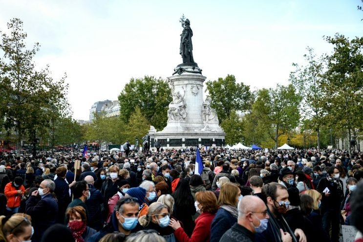 Milhares de franceses fazem homenagem a professor decapitado