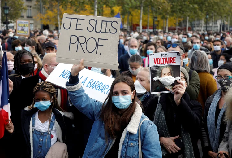 Tributo na Place de la République, em Paris, a professor assassinad Samuel Paty
 18/10/2020 REUTERS/Charles Platiau (Charles Platiau/Reuters)