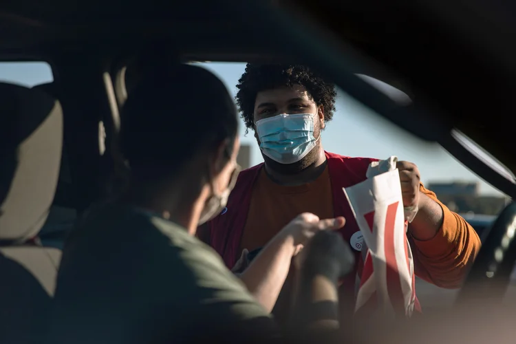 Delivery: em agosto, cerca de três quartos dos 50 maiores varejistas com lojas físicas nos Estados Unidos ofereceram entregas na rua (Amr Alfiky/The New York Times)