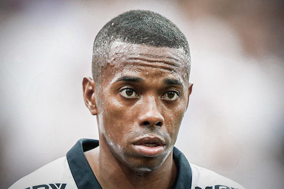 Robinho deve cumprir pena no Brasil e ser preso imediatamente por estupro na Itália, decide STJ