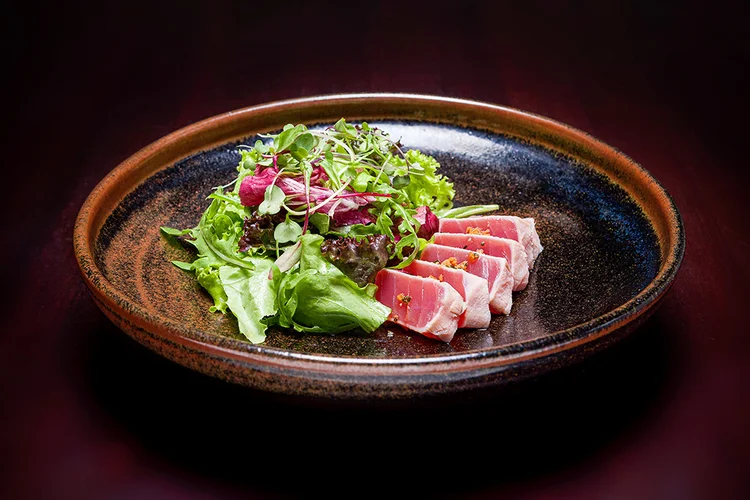 Salada de atum selado preparada pelo chef Jun Sakamoto (Divulgação/Divulgação)