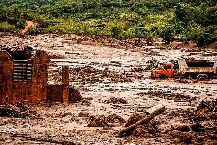 O rompimento da barragem de Fundão, em Minas Gerais, operada pela Samarco, gerou um mar de lama que chegou até o Espírito Santo (NurPhoto/Getty Images)