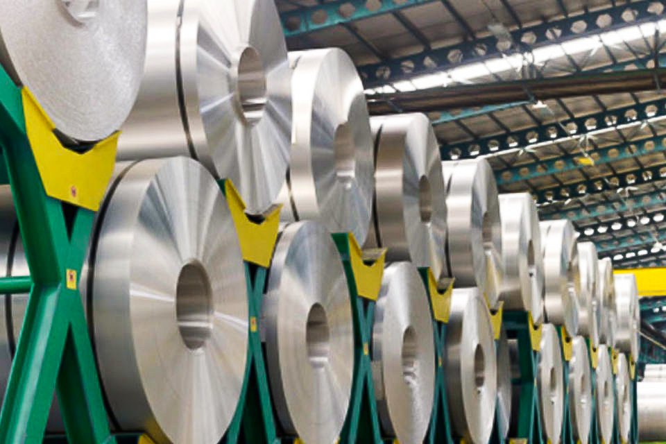 Bobinas de alumínio em fábrica: preço do metal disparou com problemas na oferta global (Getty Images/Getty Images)