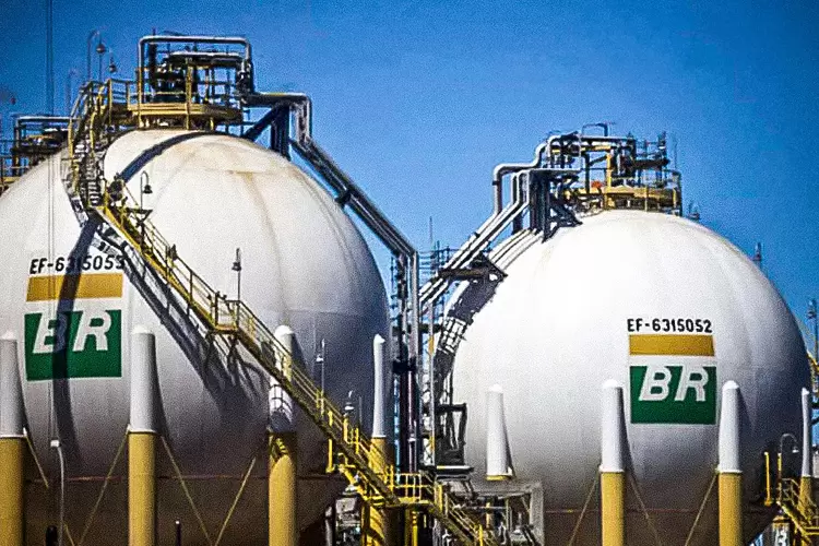 Tanques de armazenagem de gás natural da Petrobras, na Baia do Guanabara | Foto: Dado Galdieri/ Bloomberg (Dado Galdieri/Bloomberg)
