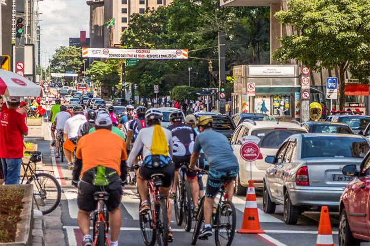 Pessoas utilizam a ciclofaixa de lazer na Avenida Paulista em São Paulo (Embratur/Divulgação)