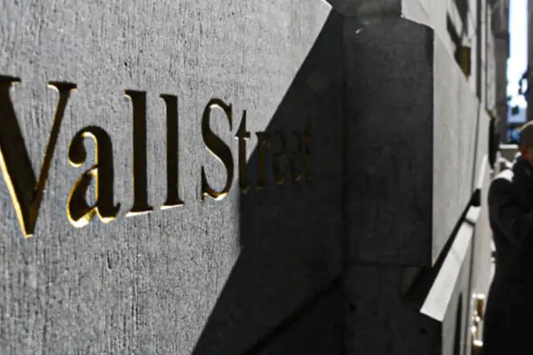 Wall Street: embora indicadores gerais de preços de ações pareçam inflados, muitas empresas individuais, especialmente em tecnologia e saúde, ainda parecem atraentes (Brendan McDermid/Reuters)