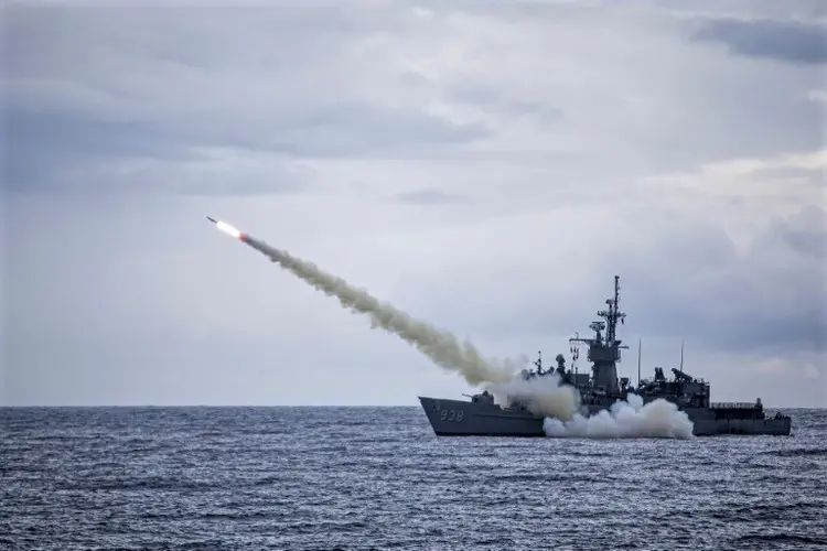 Míssil Harpoon: foto de julho de 2020 divulgada pelo ministério da Defesa de Taiwan, mostra um navio de guerra lançando um míssil, de fabricação americana, durante exercício (AFP/AFP)