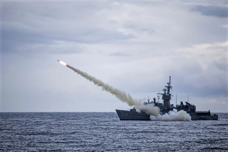 Míssil Harpoon: foto de julho de 2020 divulgada pelo ministério da Defesa de Taiwan, mostra um navio de guerra lançando um míssil, de fabricação americana, durante exercício (AFP/AFP)