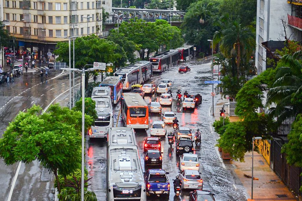 Inmet alerta para chuvas e risco de alagamento em mais de 1,3 mil cidades