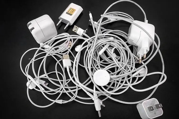 iPhone: Ao mudar para o USB-C, a Apple simplificaria a coleção de carregadores usados por seus vários dispositivos (Thiago Lavado/Exame)