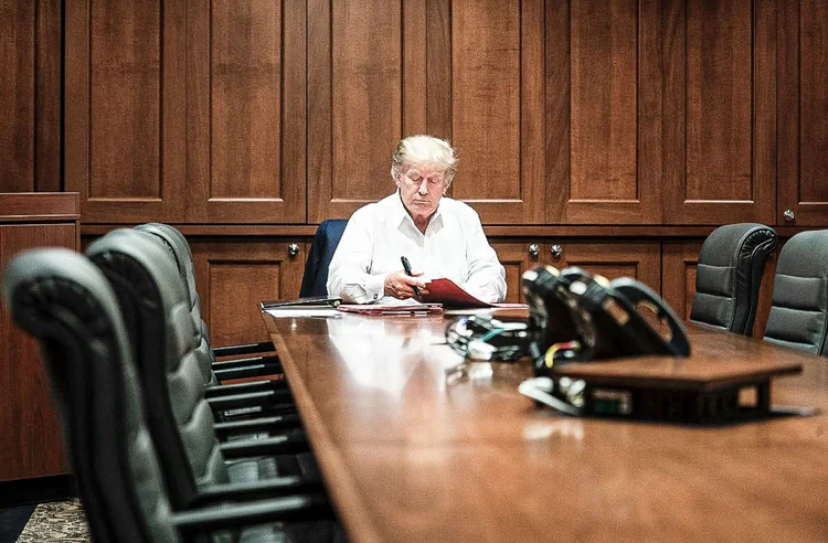 Trump fotografado trabalhando em hospital: há dúvidas sobre o real estado de saúde do presidente (Twitter Ivanka Trump/Divulgação)