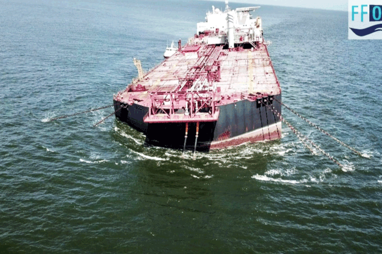 Um navio venezuelano tem provocado medo de uma tragédia ambiental. Carregada com mais de 1 milhão de barris de petróleo bruto, a embarcação é sustentada aparentemente por correntes de âncora (AFP/AFP)