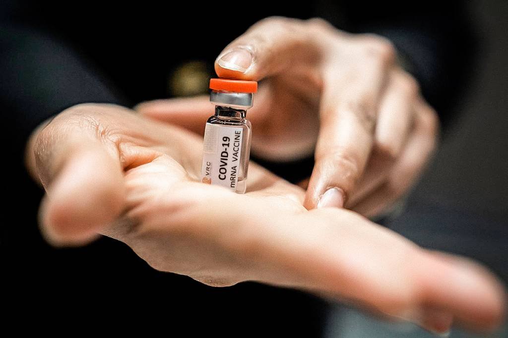 Misturar vacinas contra a covid-19 deveria ser possível, diz Oxford