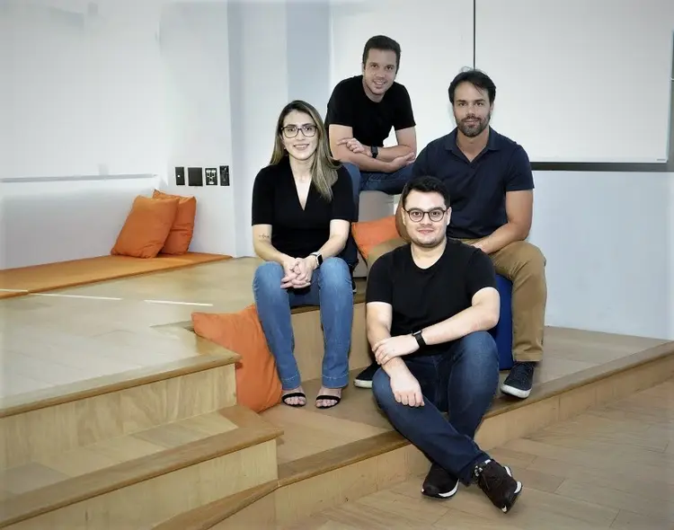 Luciano Brandão (topo), Jordana Souza (esquerda), Eduardo Vasconcellos (direita) e Luiz Moura, fundadores da Voll: empresa foi criada em 2017 e hoje emprega cerca de 40 funcionários (Voll/Divulgação)