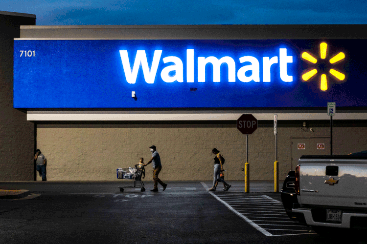 As ações da Walmart atingem recordes históricos, valorizando a fortuna da família Walton e reafirmando a estratégia de oferecer produtos essenciais a preços acessíveis. (Erin Clark/Getty Images)