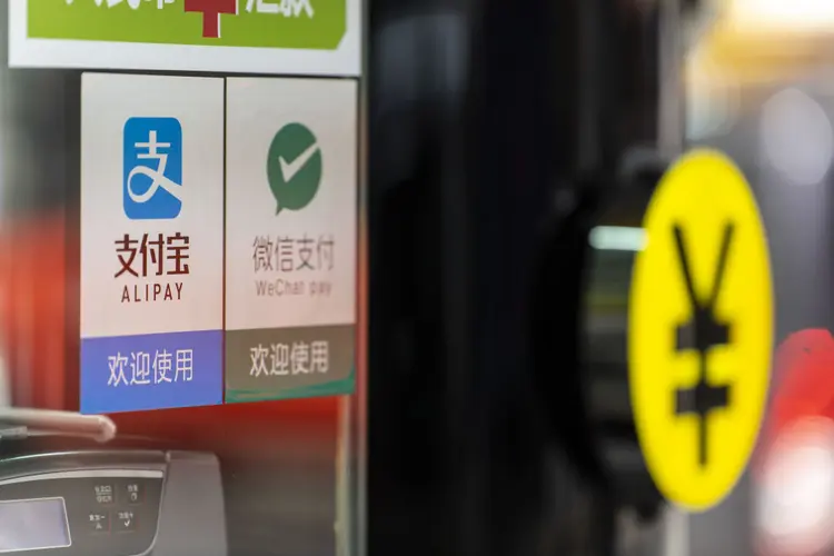 Meios de pagamento digitais, como o Alipay e o WeChat Pay, têm alto índice de penetração na China | Foto: Chan Long Hei/Bloomberg (Chan Long Hei/Bloomberg/Getty Images)