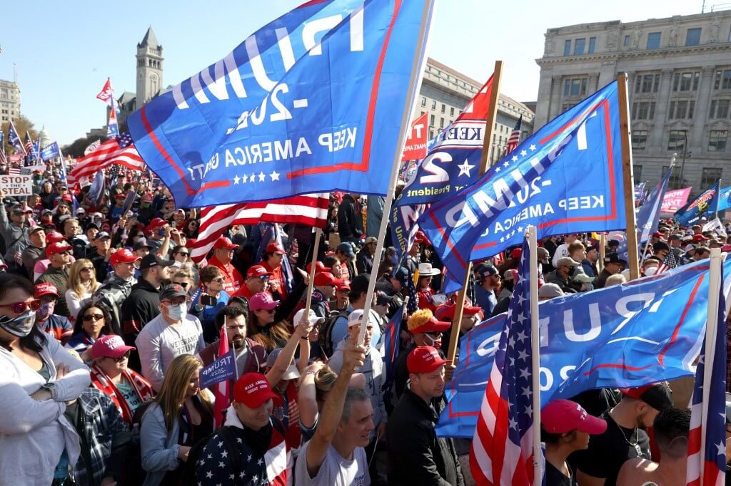 Eleições americanas: apoiadores de Trump protestaram neste sábado (14) em Washington (TASOS KATOPODIS/AFP)