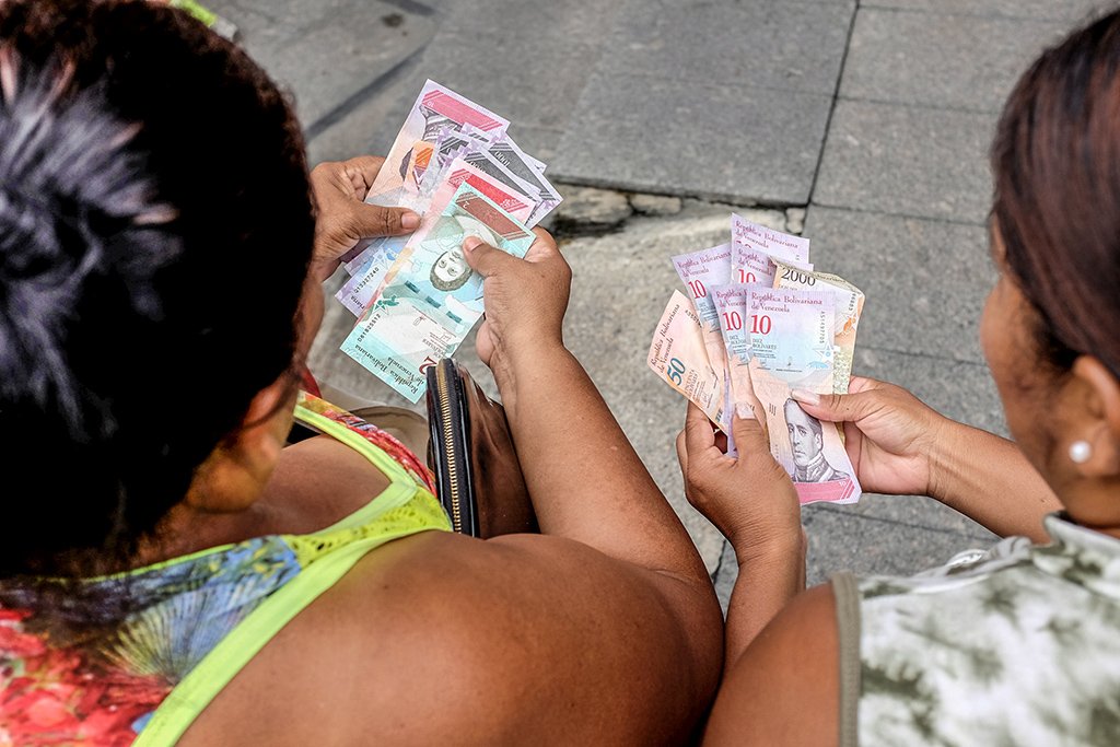 Venezuela discute planos para dolarizar sistema bancário