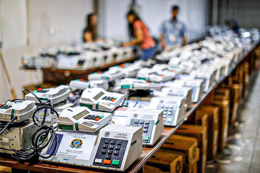 Eleições 2022: ao todo, na primeira hora e meia de votação, a Justiça Eleitoral precisou substituir 401 equipamentos que apresentaram algum tipo de mau funcionamento (Rodolfo Buhrer/Reuters)