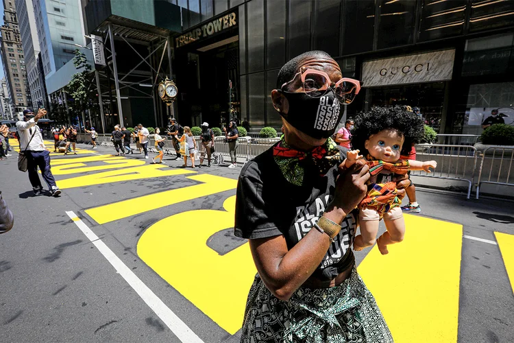 Pintura "Black Lives Matter" em frente à Trump Tower, nos Estados Unidos (Mike Segar/Reuters)