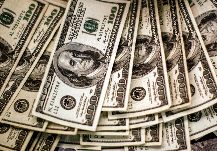 O investimento em dólares se torna mais acessado por investidores brasileiros na forma de títulos de empresas emitidos no exterior (Rick Wilking/Reuters)