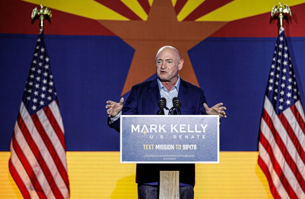 O candidato democrata do Senado dos EUA, Mark Kelly, fala em uma festa de observação da eleição em Tucson, Arizona, EUA, 3 de novembro de 2020. REUTERS / Cheney Orr