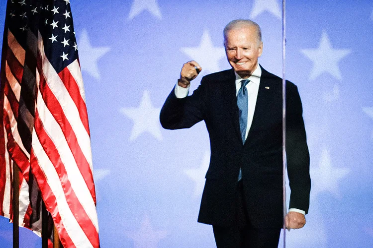 Biden em discurso na tarde desta quarta-feira, após ter vitória confirmada no Michigan e no Wisconsin: risco de batalhas judiciais é grande (Brian Snyder/Reuters)