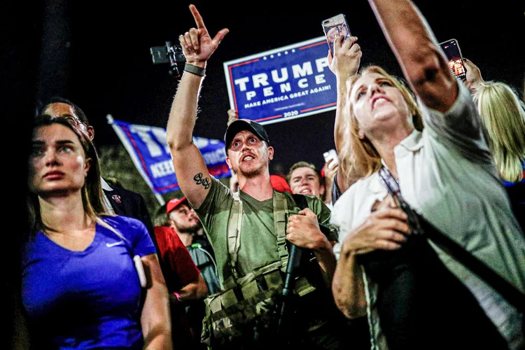 Apoiadores de Trump protestam em Phoenix, no Arizona, durante a contagem dos votos: o presidente vem afirmando que a eleição foi fraudulenta (Edgard Garrido/Reuters)