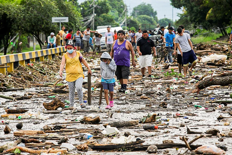 Eta: milhares de pessoas estavam esperando para ser resgatadas nesta sexta-feira, depois que a tempestade provocou inundações e deslizamentos de terra (Jorge Cabrera/Reuters)