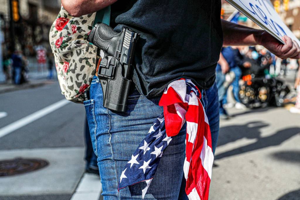 Pessoa carrega arma de fogo nos Estados Unidos (Shannon Stapleton/Reuters)