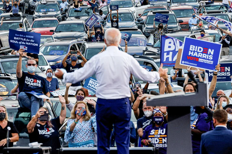 Biden em comício em Atlanta durante a campanha: grande fluxo de votos veio dos eleitores das grandes cidades e de parte do eleitorado negro (Brian Snyder/Reuters)