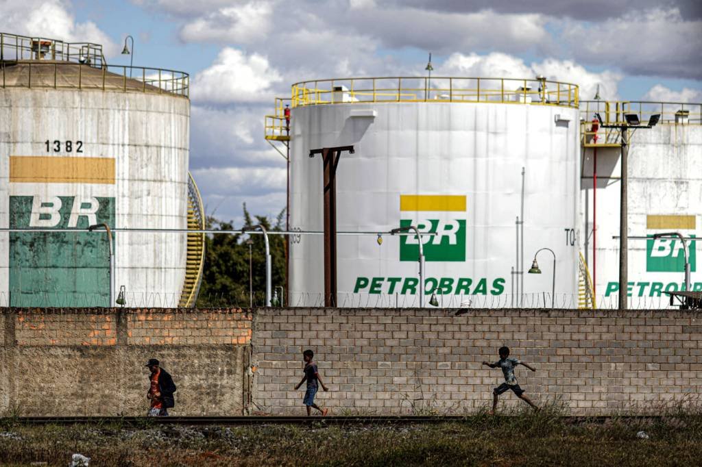 Tanques de combustíveis da Petrobras: IGP-10 de abril revela evolução dos preços no atacado e no varejo (Ueslei Marcelino/Reuters)