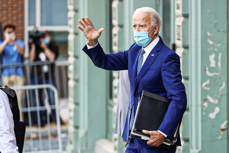 Em Delaware, Biden carrega pastas para reunião em seu primeiro dia de trabalho, na segunda-feira: acesso barrado a milhões de dólares para a transição (Jonathan Ernst/Reuters)