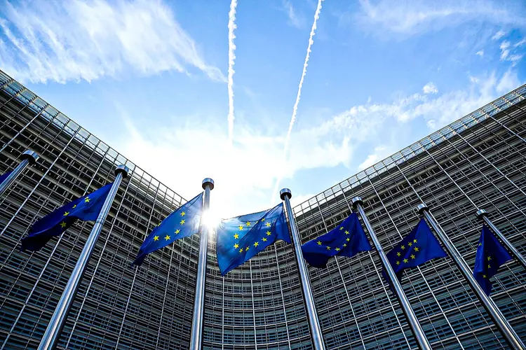 Bandeiras da União Europeia tremulam em frente à sede da Comissão Europeia em Bruxelas, Bélgica, em 21 de agosto de 2020. REUTERS/Yves Herman (Yves Herman/Reuters Brazil)