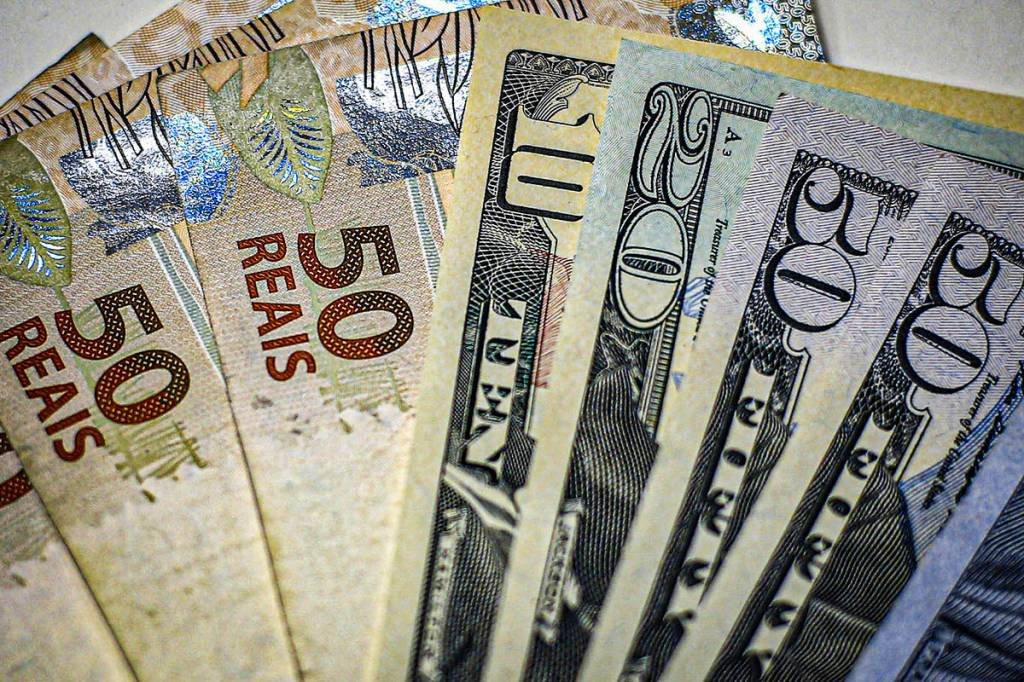 Dólar supera R$5,30 e real tem 2º pior desempenho do mundo