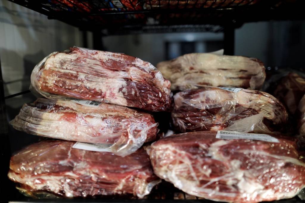 China encontra coronavírus em embalagem de carne bovina brasileira