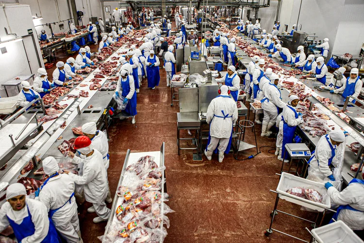Trabalhadores processam gado abatido no abatedouro do Grupo Marfrig em Promissão (Paulo Whitaker/Reuters)