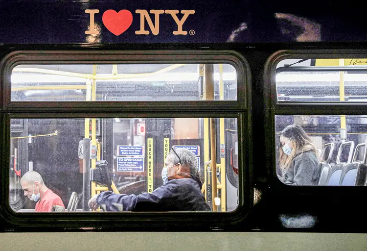 Nova York: passageiros usando máscaras faciais durante a propagação do coronavírus (Andrew Kelly/Reuters)