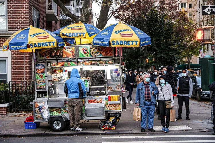 Vendedor de comida perto do Washington Square Park, em Nova York: Biden diz que as "grandes corporações" foram privilegiadas em programa de crédito do governo no ano passado (Caitlin Ochs/Reuters)