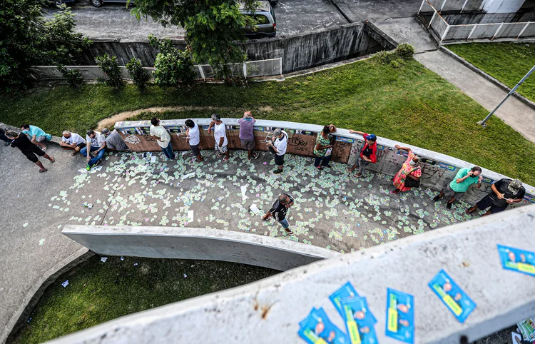 Pessoas esperam na fila para votar nas eleições municipais na favela da Rocinha, no Rio de Janeiro (Sergio Moraes/Reuters)