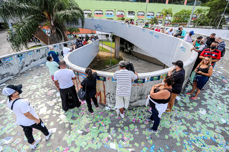 Pessoas aguardam na fila para votar nas eleições municipais (Sergio Moraes/Reuters)