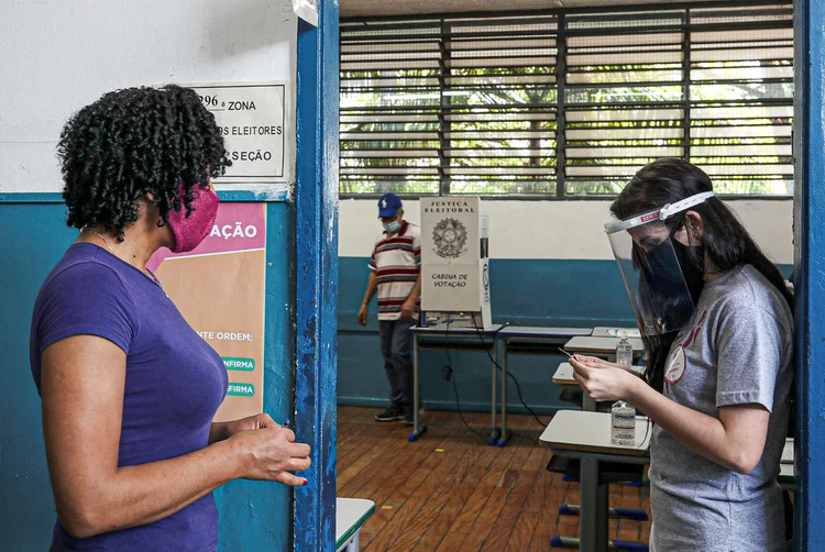 O índice de popularidade de Bolsonaro, fator chave para definir a reeleição, tem variação significativa no recorte por gênero: enquanto 32,5% dos homens consideram o governo ótimo e bom, apenas 21% da mulheres têm a mesma opinião (Amanda Perobelli/Reuters)
