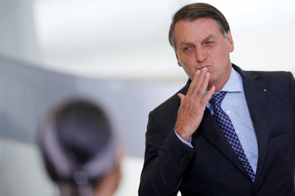 Mesmo sem indícios de fraudes, Bolsonaro questiona urnas eletrônicas