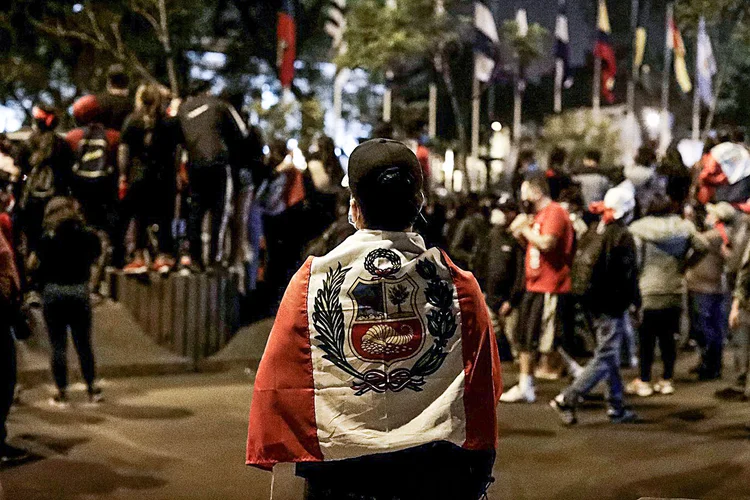 Pessoas se reúnem do lado de fora do Congresso peruano em Lima
15/11/2020
REUTERS/Angela Ponce (Angela Ponce/Reuters Brazil)