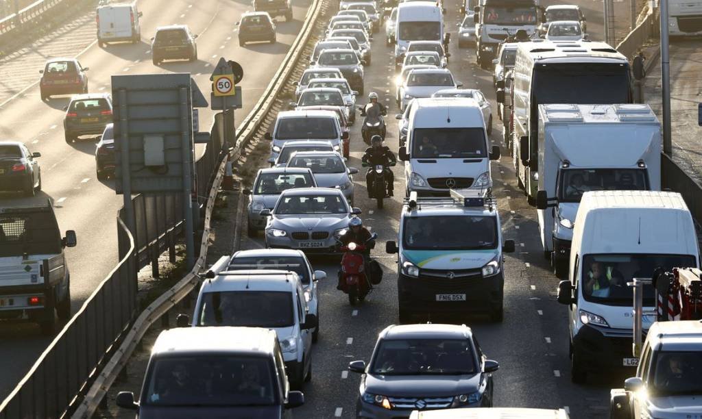 Carros: veículos 0km, que haviam registrado queda nos preços em março, voltaram a subir em abril (Reuters/Agência Brasil)