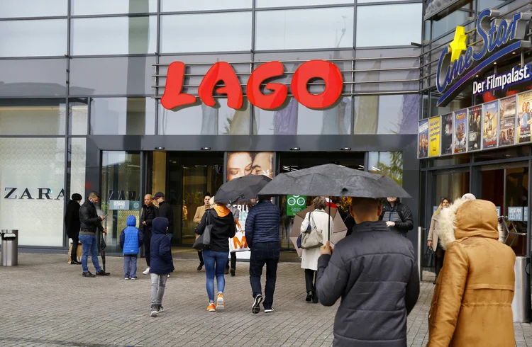 Consumidores caminham em frente a entrada de shopping na cidade de Konstanz, na Alemanha
16/10/2020
REUTERS/Arnd Wiegmann (Arnd Wiegmann/Reuters)